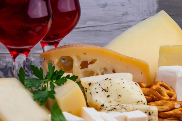 Şarap kadehi ile peynir farklı türleri. Close