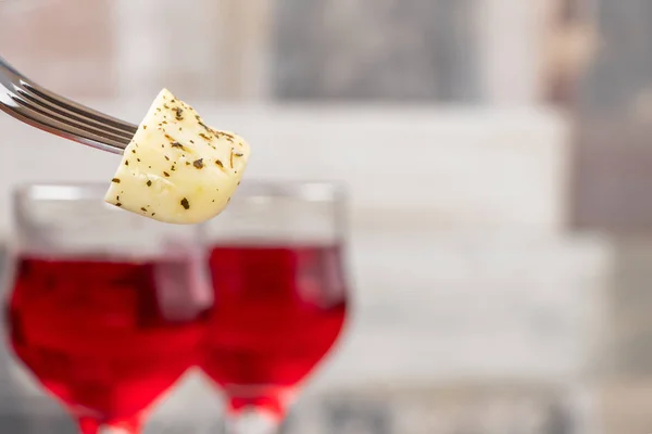 Pedaço Queijo Garfo Close Fundo Dois Copos Com Vinho Tinto — Fotografia de Stock