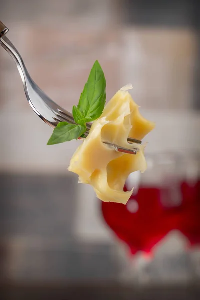 Pedaço Queijo Garfo Close Fundo Dois Copos Com Vinho Tinto — Fotografia de Stock