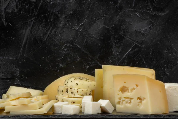어두운 배경에 도마에 치즈의 — 스톡 사진