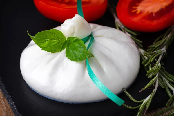 Burrata Queijo Italiano Uma Chapa Pedra Preta Com Tomate Perto — Fotografia de Stock