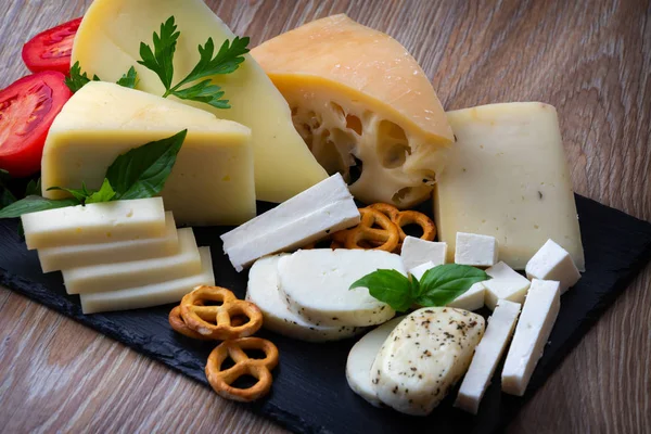접시에 치즈의 다양한 종류의 — 스톡 사진