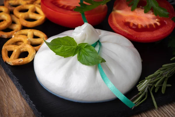 Burrata Queijo Italiano Uma Chapa Pedra Preta Com Tomate Perto — Fotografia de Stock