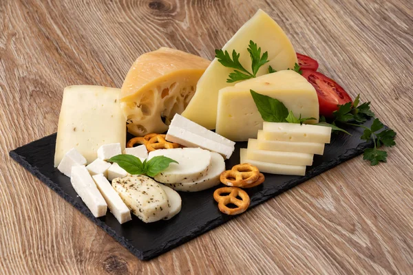 접시에 치즈의 다양한 종류의 — 스톡 사진