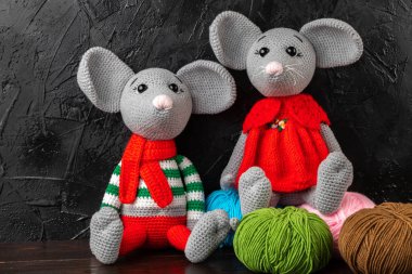 Karanlık arka planda iki komik oyuncak fare, 2020 yılının bir sembolü. Amigurumi oyuncağı. Tığ işi doldurulmuş hayvanlar..