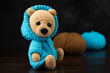 Komik örgü oyuncak ayı. Amigurumi oyuncağı. Tığ işi doldurulmuş hayvanlar..