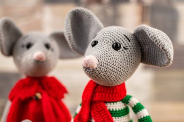 Ahşap arka planda iki komik örülü oyuncak fare, 2020 yılının bir sembolü. Amigurumi oyuncağı. Tığ işi doldurulmuş hayvanlar..