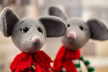 Ahşap arka planda iki komik örülü oyuncak fare, 2020 yılının bir sembolü. Amigurumi oyuncağı. Tığ işi doldurulmuş hayvanlar..