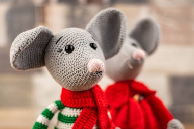 Ahşap arka planda iki komik örülü oyuncak fare, 2020 yılının bir sembolü. Amigurumi oyuncağı. Tığ işi doldurulmuş hayvanlar..