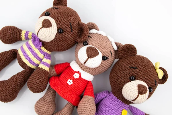 Beyaz Arka Planda Komik Oyuncak Ayı Amigurumi Oyuncağı Tığ Işi — Stok fotoğraf