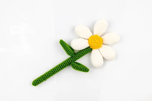 Gebreide Speelgoed Kamille Bloem Een Witte Achtergrond Amigurumi Speelgoed Haak — Stockfoto