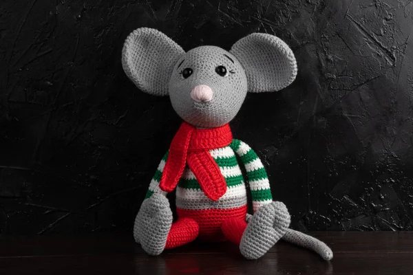 在黑暗的背景上 有趣的针织玩具老鼠 是2020年新年的象征 Amigurumi玩具 钩针填充动物 — 图库照片