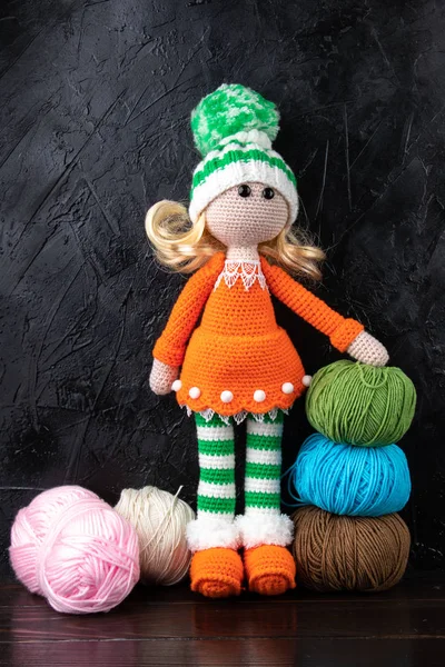 おもちゃの人形を編んだAmigurumiおもちゃ かぎ針編みのぬいぐるみ — ストック写真