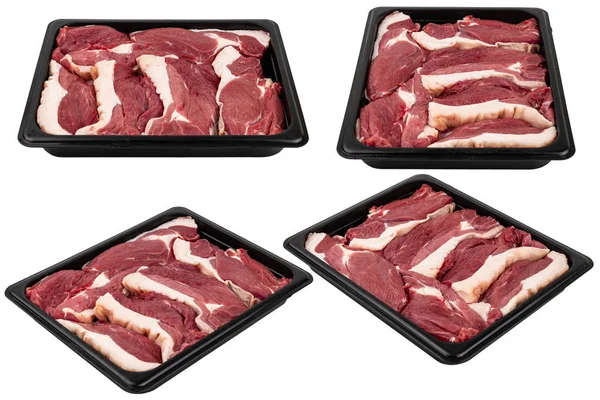 Plastik ambalaja doldurulmuş taze çiğ et parçaları. Satılık. Beyaz izole.