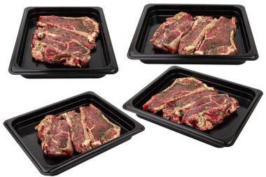 Siyah plastik bir kapta marine edilmiş et parçaları satılmaya hazır. Beyaz izole.