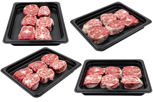 用塑料包装包装的新鲜生肉片 准备出售 白隔离 — 图库照片