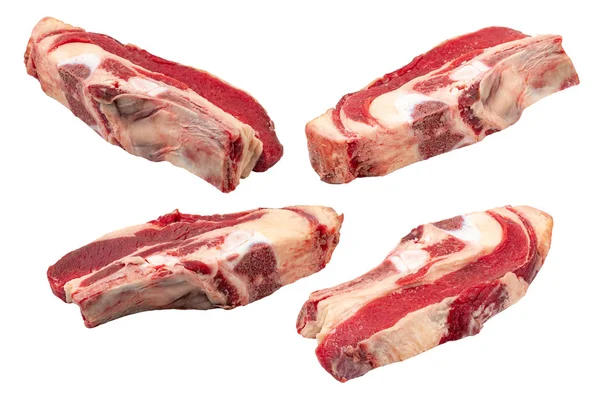 İzole edilmiş beyaz arka planda çiğ et parçaları.