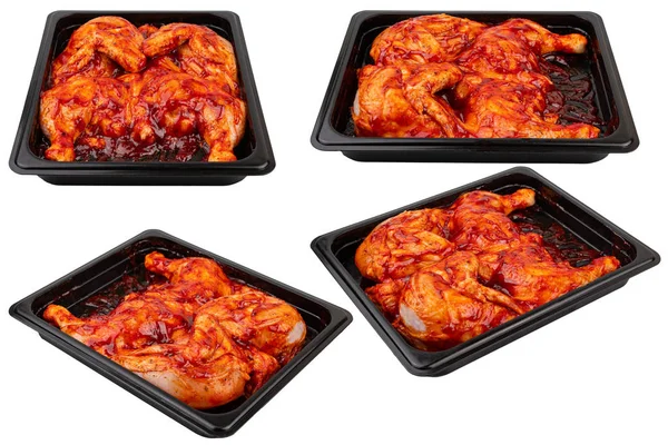 Siyah plastik bir kapta marine edilmiş tavuk satılmaya hazır. Beyaz izole.