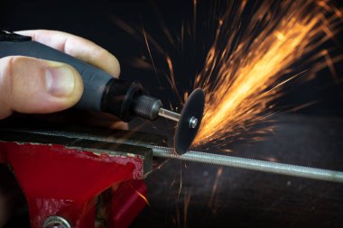 Metal ürünleri kesmek için döndürme aracı kullanmak