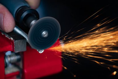 Metal ürünleri kesmek için döndürme aracı kullanmak