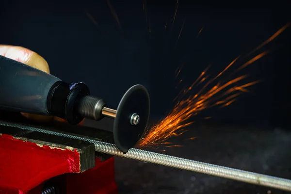 Uso Una Herramienta Rotativa Para Cortar Productos Metálicos — Foto de Stock