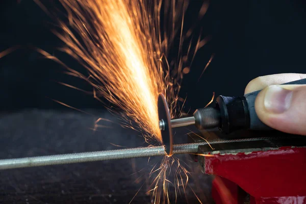 Metal ürünleri kesmek için döndürme aracı kullanmak