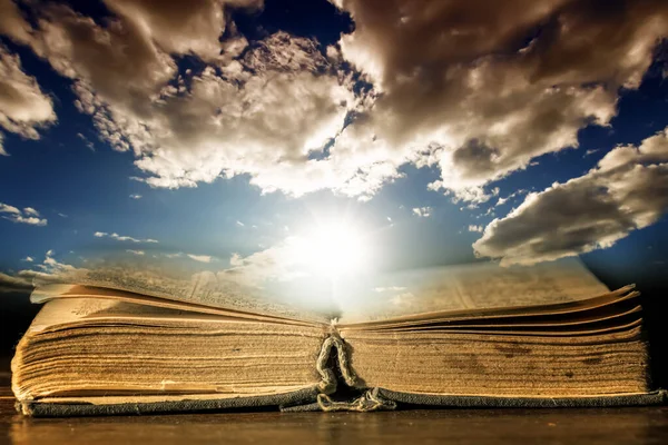 Libro Aperto Molto Vecchio Contro Cielo Nuvoloso Drammatico Immagine Concettuale — Foto Stock