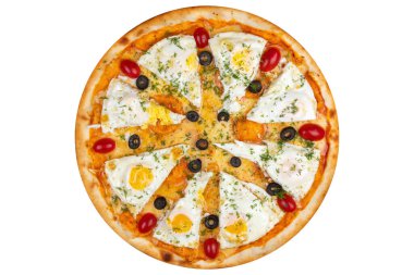 Yağda yumurta, zeytin, vişneli domates ve peynirli pizza. Yukarıdan bak. İzole edilmiş beyaz bir arkaplanda
