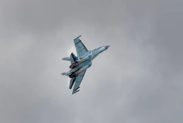 Su 35 lutador em um fundo de nuvens cinzas . Fotos De Bancos De Imagens