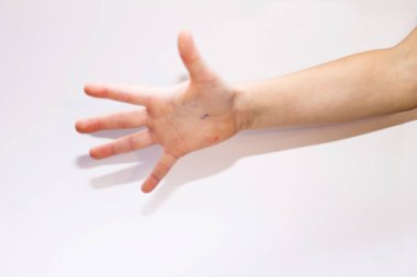 bebek elleri beyaz arka planda, oynat, kapat