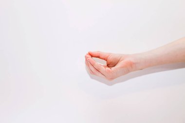 bebek elleri beyaz arka planda, oynat, kapat