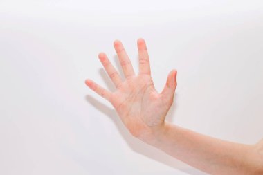 bebek elleri beyaz arka planda, oynat, kapat