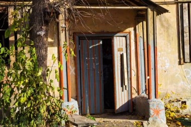 Verandalı ve pencereleri tahta kaplı eski bir ev.