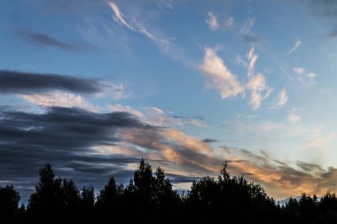 Mavi bulutlar, pembe gökyüzü, gün batımında
