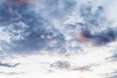 Mavi bulutlar, pembe gökyüzü, gün batımında