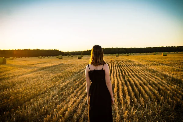 Girl Dress Stands Background Sloping Field — Stock Photo, Image