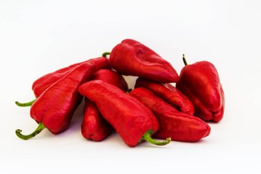 Beyaz arka planda kırmızı biber demeti.