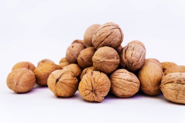 Beyaz arka planda bir ceviz slaytı.