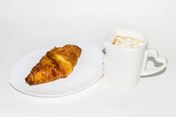 Een Glas Hartvormige Koffie Met Een Croissant Een Bord — Stockfoto