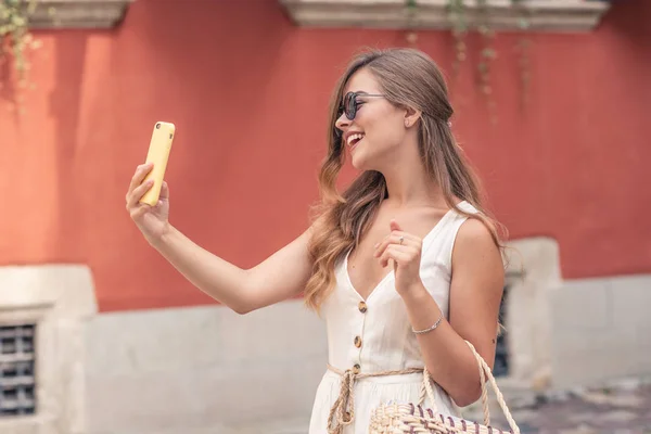 Selfie Engraçado Atraente Menina Bebendo Mostrando Sig — Fotografia de Stock