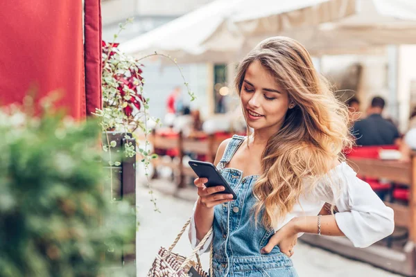 Beeld Van Vrij Emotioneel Gelukkig Meisje Zittend Café Praten Door — Stockfoto