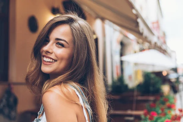 Sokakta gülümseyen kız