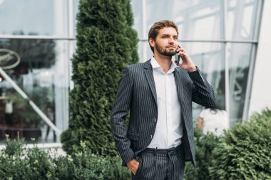 Yürüyüş sırasında mesaj veren işadamı