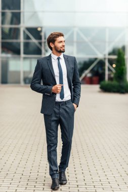 Pahalı bir takım elbise ve ayakkabı işadamı meydan, mali ve startups gider