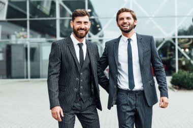 Siyah gülümseyen iki işadamı iş arkadaşlarınızla konuşmak ve walking.business insanlar modern kent strateji tartışmaya uygun