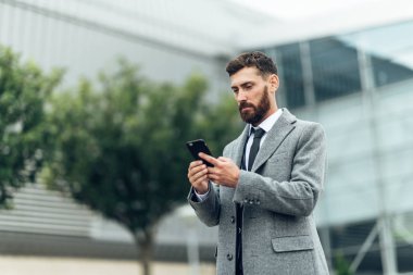 Yürüyüş sırasında mesaj veren işadamı