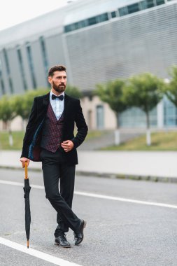 Adam şemsiye ışık arka plan elini eğilir