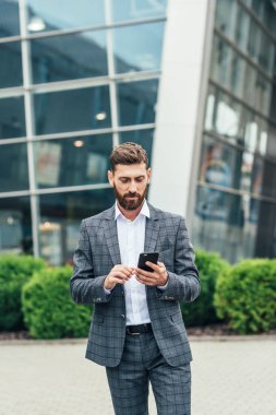 Yürüyüş sırasında mesaj veren işadamı