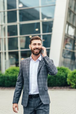 Neşeli işadamı dans ve yeni kariyeri hakkında telefon konuşuyor