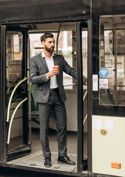 Uomo Vestito Con Una Tazza Caffè Mano — Foto Stock